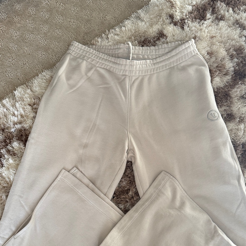 Vuori Cream Sedona lounge pants
